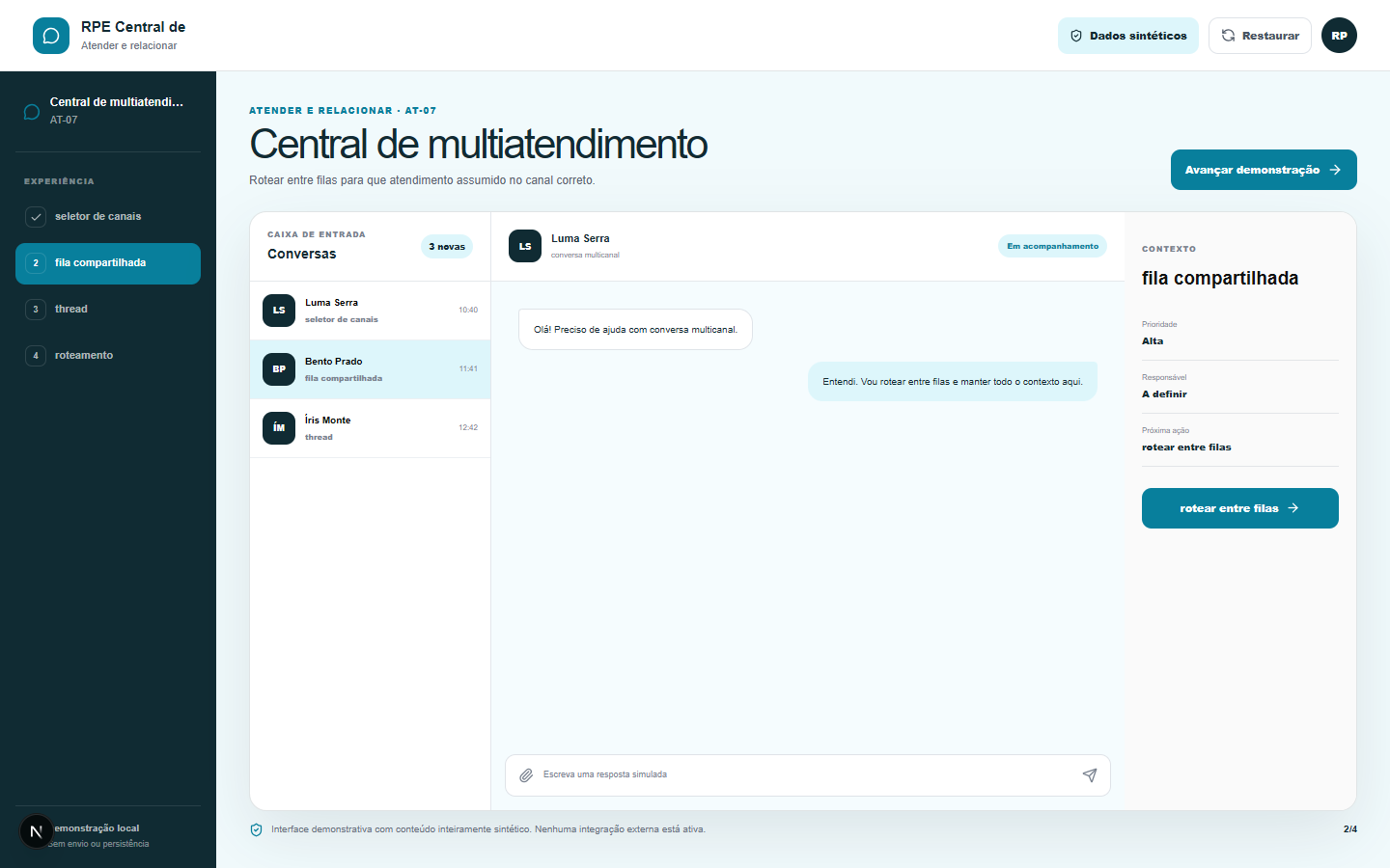 Interface demonstrativa de conversa multicanal, com pistas visuais específicas do trabalho.