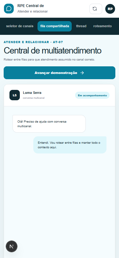 Interface demonstrativa de conversa multicanal, com pistas visuais específicas do trabalho. Versão móvel.